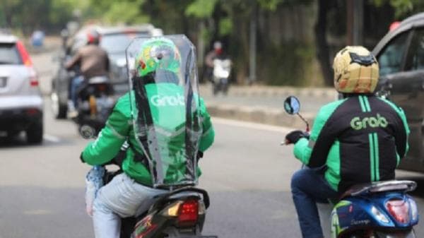 Tukang Kopi Tusuk Bagian Leher Driver Ojol di Parkiran Kampus Binus Summarecon Bekasi