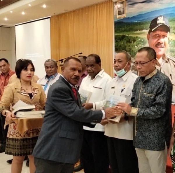 Sosok Gabriel Asem, Bupati Tambrauw Pemimpin Konservasi di Tanah Papua-85545-double