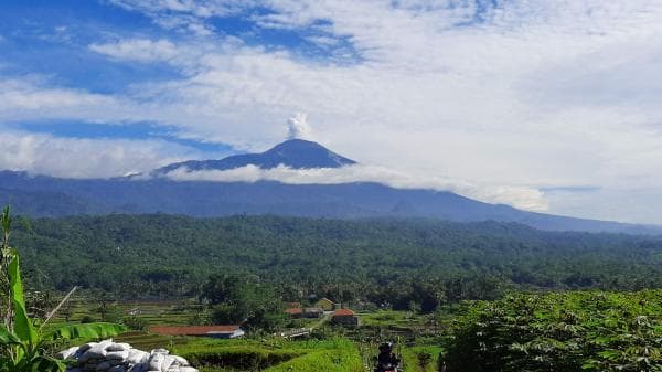 Pendakian Gunung Slamet Kembali Dibuka 8 Agustus, Batas Aman 3 Kilometer dari Puncak