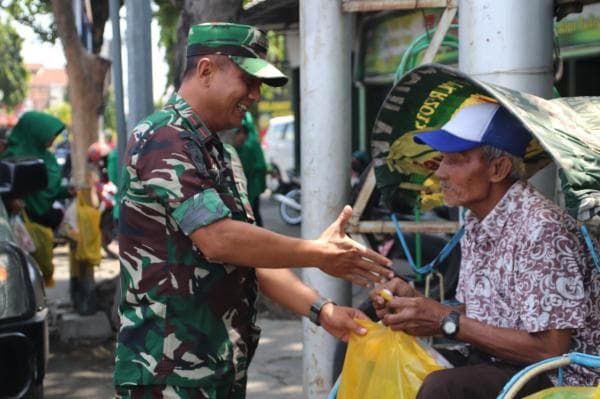 Memanfaatkan Lahan TNI, Yonif Mekanis 521/DY Panen Kabun dan Dibagikan Kepada Masyarakat Memanfaatkan Lahan TNI, Yonif Mekanis 521/DY Panen Kabun dan Dibagikan Kepada Masyarakat