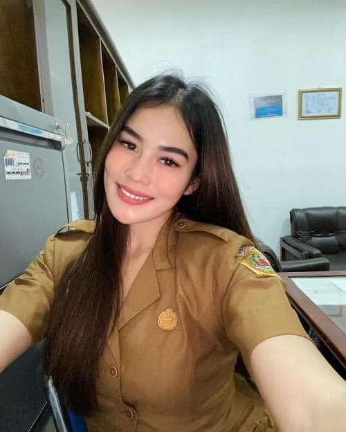 5 Pose Kadek Puspita Dewi PNS Cantik Bikin Heboh Dunia Maya, No 2 Pakai Tanktop Tali Tipis