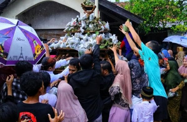 Menjaga Tradisi Ampyang Maulid Di Desa Loram Kulon Kudus