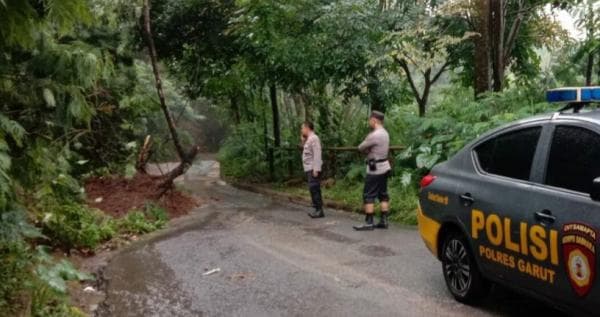 Curah Hujan Tinggi, Masyarakat Pengguna Jalur Bandung-Garut Via Kamojang Diimbau Waspada Longsor Curah Hujan Tinggi, Masyarakat Pengguna Jalur Bandung-Garut Via Kamojang Diimbau Waspada Longsor