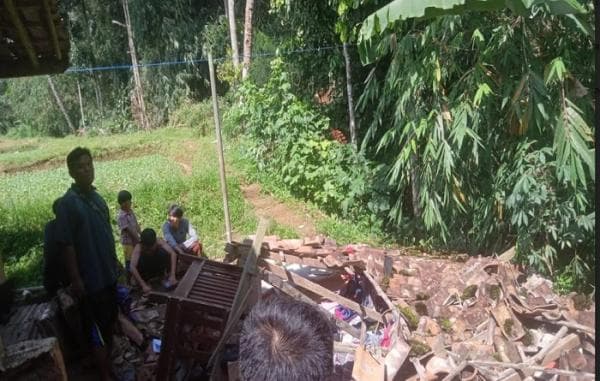 Rumah Ambruk di Caringin Sukabumi Akibat Gempa Cianjur M5,6