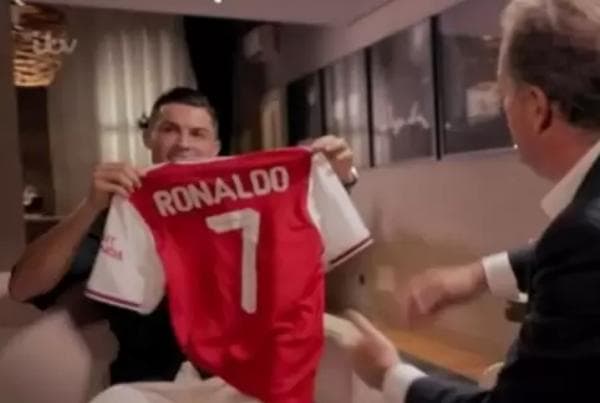 Cristiano Ronaldo Pegang Jersey Arsenal Bertuliskan Namanya, Sinyal Perkuat The Gunners? Cristiano Ronaldo Pegang Jersey Arsenal Bertuliskan Namanya, Sinyal Perkuat The Gunners?