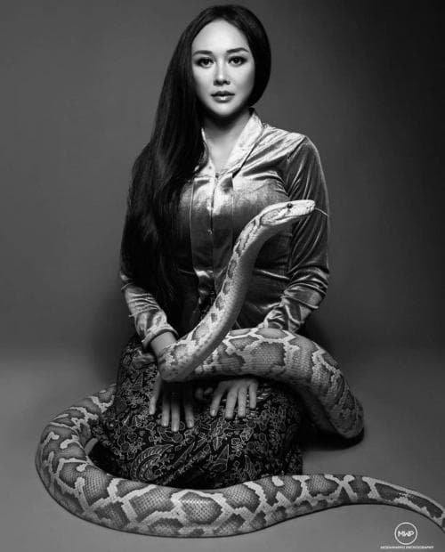 Aura Kasih Mendadak Jadi Siluman Ular Kuning ? Aura Kasih Mendadak Jadi Siluman Ular Kuning ?