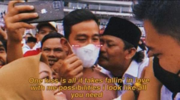 Lucu, Kaesang Unggah Foto Kakak Dicium Seorang Bapak Jadi Meme Baru, Gibran: Rasah Digambar Lucu, Kaesang Unggah Foto Kakak Dicium Seorang Bapak Jadi Meme Baru, Gibran: Rasah Digambar