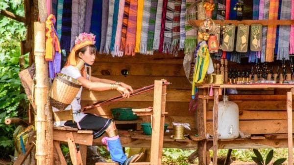 Fakta Unik Tradisi Memanjangkan Leher Suku Karen, Salah Satunya untuk Memikat Pria Fakta Unik Tradisi Memanjangkan Leher Suku Karen, Salah Satunya untuk Memikat Pria