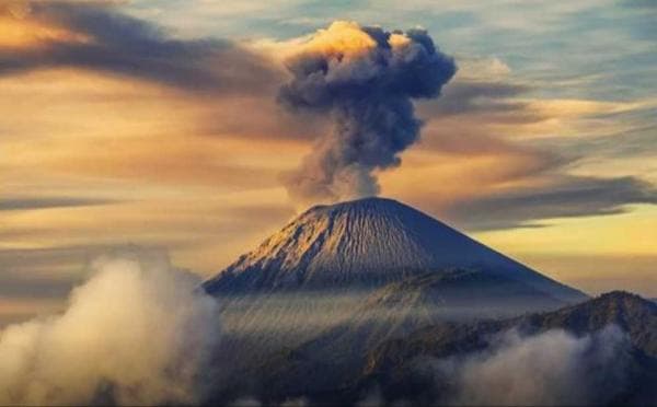 Gunung Semeru Kembali Erupsi Pagi Ini, Kolom Letusan Mencapai 700 Meter