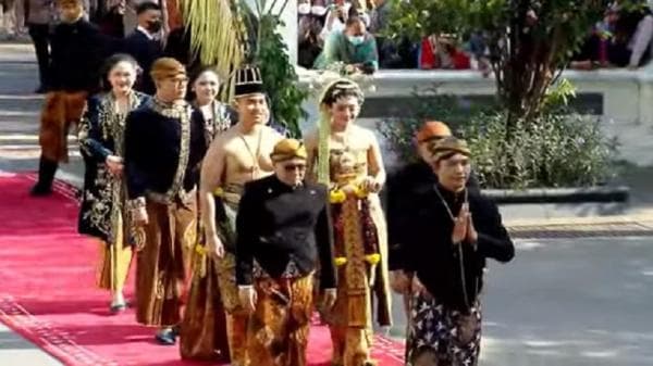 Tampilan Kaesang dan Erina Kenakan Busana Pengantin Dodotan Gaya Solo Basahan Saat Ngunduh Mantu Tampilan Kaesang dan Erina Kenakan Busana Pengantin Dodotan Gaya Solo Basahan Saat Ngunduh Mantu