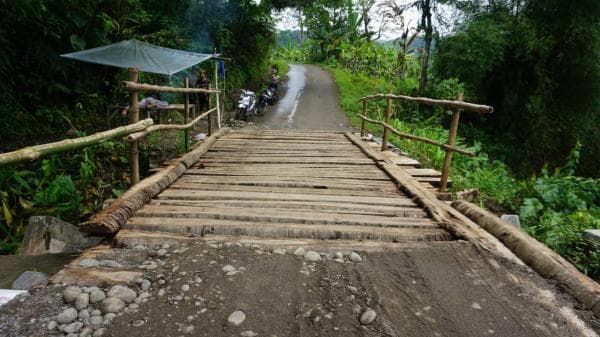 Jembatan Jalur Simpang Maroko Garut Ambruk, Akses Jalan Sementara Gunakan Pohon Kelapa Jembatan Jalur Simpang Maroko Garut Ambruk, Akses Jalan Sementara Gunakan Pohon Kelapa