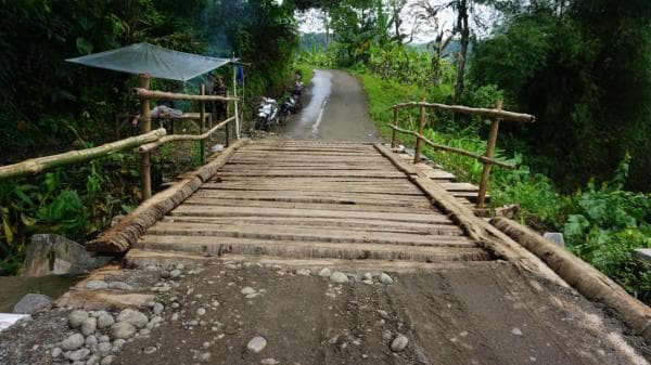 Jembatan Jalur Simpang Maroko Garut Ambruk, Akses Jalan Sementara Gunakan Pohon Kelapa