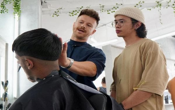 Kisah Pegawai Bank Jadi Tukang Cukur Tarif Rp150 Ribu Pelanggan Makin Ramai, Ternyata Ini Rahasianya Kisah Pegawai Bank Jadi Tukang Cukur Tarif Rp150 Ribu Pelanggan Makin Ramai, Ternyata Ini Rahasianya