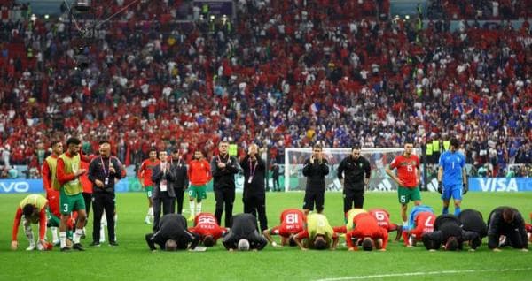 Salut, Pemain Timnas Maroko Sujud Syukur Usai Dikalahkan Prancis