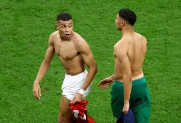 Usai Laga Semifinal, Dua Pemain Bintang Prancis dan Maroko Tukar Jersey Usai Laga Semifinal, Dua Pemain Bintang Prancis dan Maroko Tukar Jersey