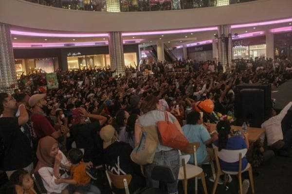 Foto-Foto Hebohnya Pecandu Bola Depok Nobar Final Piala Dunia di Mall Pesona Square