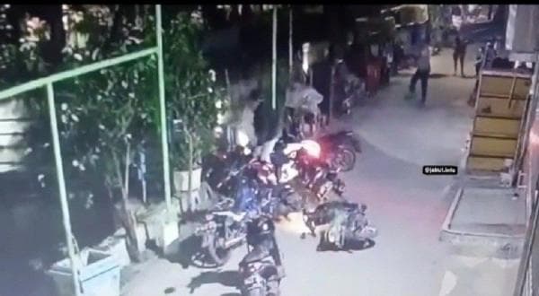 Aksi Geng Motor Dikepung Warga Viral di Media Sosial Aksi Geng Motor Dikepung Warga Viral di Media Sosial