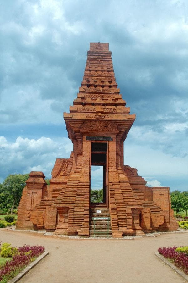 Candi Bajang Ratu, Makam atau Gerbang Keraton ?