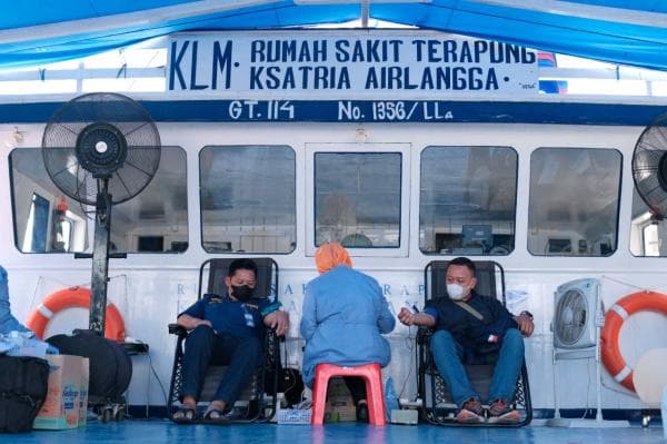 Asiknya Donor Darah Bareng Pelindo Marines, Bisa Rasakan Naik Kapal Phinisi dan Lihat Selat Madura