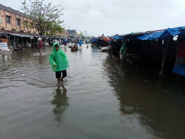 Gelombang Tinggi Hantam Pesisir Pantai hingga Pasar Tradisional, Sejumlah Kios Pedagang Hancur