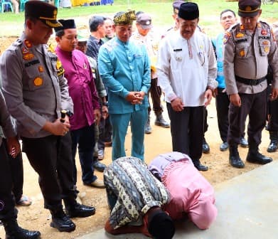 Rumah Selesai Direnovasi, Nurhayati dan Suami Sujud Syukur