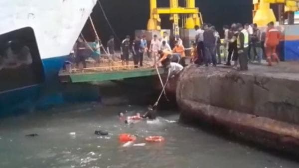 Mau Masuk Kapal Feri, Mobil Pasutri Ini Malah Terjun ke Selat Sunda