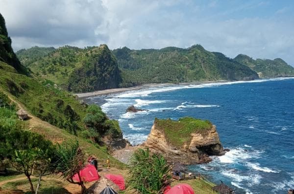 Mirip Tempat Syuting Film Jurassic Park, Ternyata Pantai Ini Ada di Kebumen