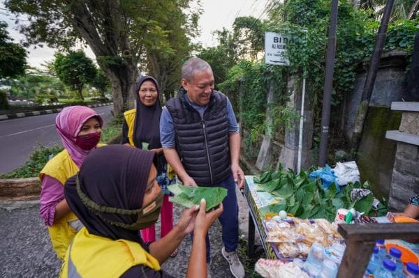 Pasukan Kuning di Kota Mataram Senang Ditraktir Aleg DPR RI HBK Makan Nasi Daun di Pinggir Jalan