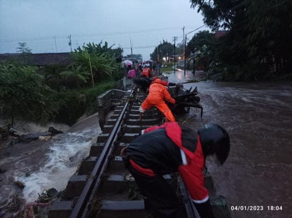 Akibat Banjir KA tak Bisa Lewati Jalur Prupuk-Slawi, Begini Kondisinya