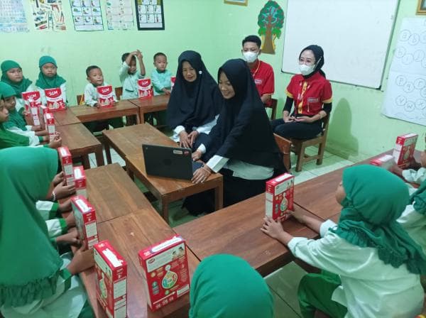 Tunjuk Tangan untuk Generasi Maju : Ada Buku, Tas, Peralatan Sekolah, dan Laptop bagi 250 PAUD