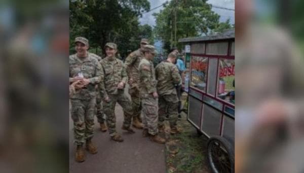 Viral! Pasukan Amerika Serikat Antre Jajan Batagor, Netizen Ngakak Viral! Pasukan Amerika Serikat Antre Jajan Batagor, Netizen Ngakak