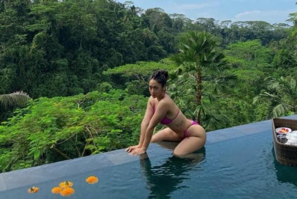 Seksinya Anindita Hidayat Kenakan Bikini Pink di Kolam Renang