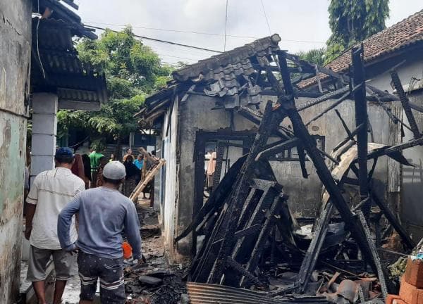 Toko ATK Milik Guru Honorer di Probolinggo Terbakar, Kerugian Mencapai Rp 50 Juta Toko ATK Milik Guru Honorer di Probolinggo Terbakar, Kerugian Mencapai Rp 50 Juta