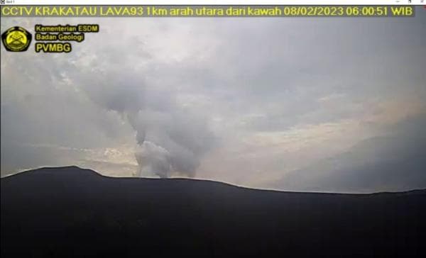 Gunung Anak Krakatau Erupsi Keluarkan Asap Putih hingga 100 Meter dari Puncak