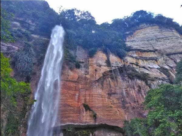 Viral Air Terjun di Pinggir Jalan Ini Ada di Indonesia, Miliki Aliran Bertingkat yang Indah