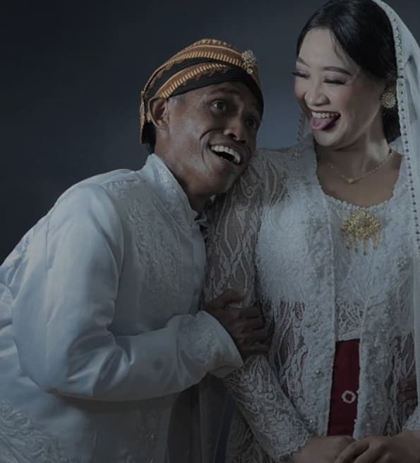 Viral! Kisah Dua Sejoli Berbaju Pengantin Hebohkan Jagat Maya, Warganet: Tak Serasi