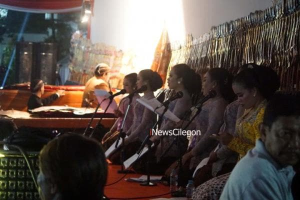 Ritual Rahasia para Sinden Cantik Sanggup Duduk Bersimpuh Berjam-jam dalam Pagelaran Wayang Kulit Ritual Rahasia para Sinden Cantik Sanggup Duduk Bersimpuh Berjam-jam dalam Pagelaran Wayang Kulit