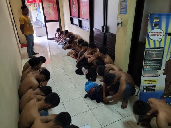 Penampakan Puluhan Anggota Geng Motor Bersenjata Tajam Saat Diringkus Polresta Banyumas Penampakan Puluhan Anggota Geng Motor Bersenjata Tajam Saat Diringkus Polresta Banyumas