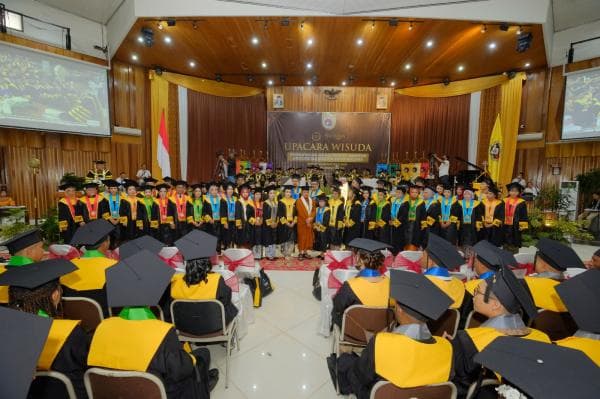 1.180 Winisuda UKSW: Siap Menjadi Pemimpin dan Agent of Change 1.180 Winisuda UKSW: Siap Menjadi Pemimpin dan Agent of Change