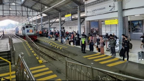 Sejumlah penumpang tengah menunggu kedatangan kereta api di Stasiun Lempuyangan Yogyakarta..