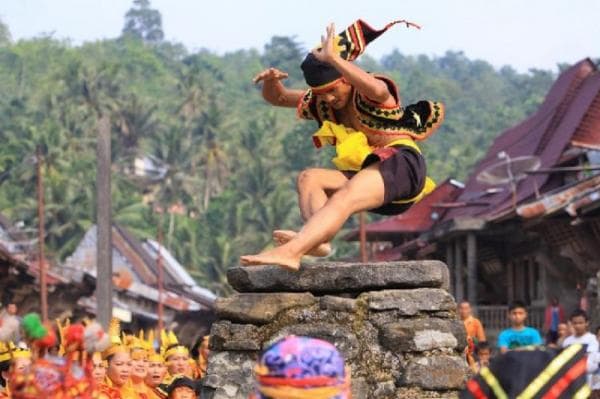 Tentang Tradisi Lompat Batu Nias, Dipercaya Ada Unsur Magis yang Jadi Daya Tarik Wisatawan Tentang Tradisi Lompat Batu Nias, Dipercaya Ada Unsur Magis yang Jadi Daya Tarik Wisatawan