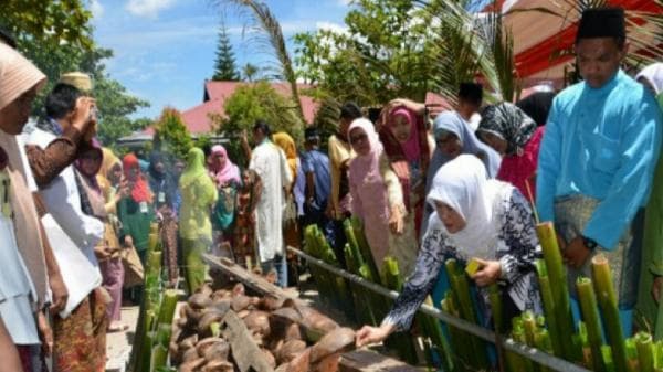 7 Tradisi Unik Sambut Bulan Ramadan di Indonesia, Masak Lemang hingga Berbagi Bingkisan