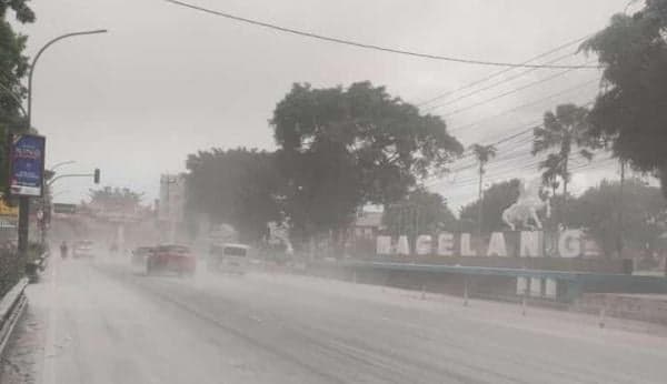 Gunung Merapi Erupsi Hari Ini, Warga: Abunya Cukup Tebal Gunung Merapi Erupsi Hari Ini, Warga: Abunya Cukup Tebal