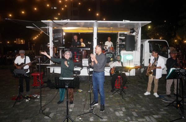 Hari Musik Nasional, Indah Kurnia Geber Mobil Caravan di Livin Land by Mandiri