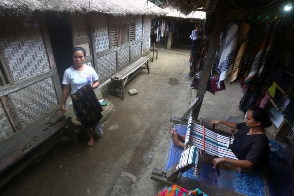 Melihat Proses Menenun Kain Suku Sasak Lombok Melihat Proses Menenun Kain Suku Sasak Lombok