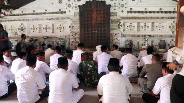 5 Wisata Religi di Jawa Barat, Biasa Jadi Tempat Ziarah Lengkap dengan Sejarah Islamnya 5 Wisata Religi di Jawa Barat, Biasa Jadi Tempat Ziarah Lengkap dengan Sejarah Islamnya