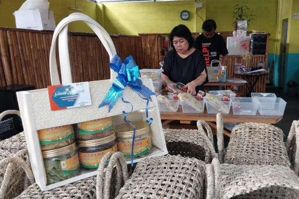 Oleh-Oleh Khas Ciamis Ayam Frozen dan Banana Crakers Jadi Parsel Lebaran, Tembus Pasar Luar Negeri Oleh-Oleh Khas Ciamis Ayam Frozen dan Banana Crakers Jadi Parsel Lebaran, Tembus Pasar Luar Negeri