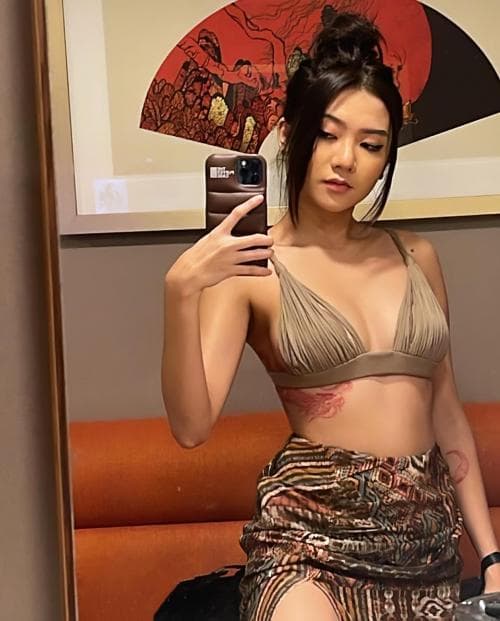 Pamer Tato di Bawah Dada, Rachel Chia Jadi Sorotan