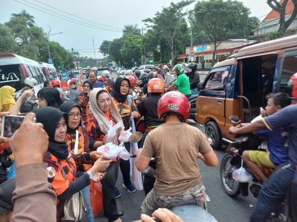 Srikandi Cantik Pemuda Pancasila Kota Surabaya Bagikan 500 Paket Takjil, Begini Reaksi Warga