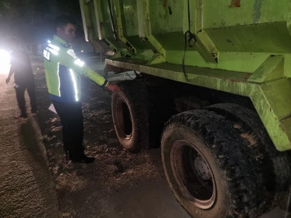 Kecelakaan Maut, Pengendara Honda Beat Tewas Terlindas Truk di jln syeh Nawawi Al Bantani Kecelakaan Maut, Pengendara Honda Beat Tewas Terlindas Truk di jln syeh Nawawi Al Bantani